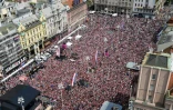 Les supporters croates réunis à Zagreb dans l'attente de leur équipe, finaliste du Mondial, le 16 juillet 2018