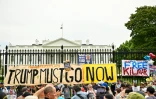 Des manifestants sont rassemblés près de la Maison Blanche lors d'une manifestation nationale contre les politiques et les mesures exécutoires du président américain Donald Trump, à Washington, le 19 avril 2025