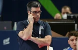 L'entraîneur-adjoint de l'équipe de France de handball, Eric Mathé, lors de la défaite face à l'Islande (29-21), dans le tour principal de l'Euro-2022, le 22 janvier 2022 à Budapest