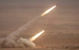 Des missiles tirés par un système américain d'artillerie de précision Himars lors d'un exercice militaire dans la région de Tan-Tan, dans le sud-ouest du Maroc, le 30 juin 2022