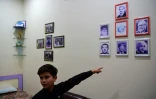Hammad Safi, 11 ans, "coach en motivation", montre des photos dans sa chambre de l'University of spoken english, le 3 avril 2016 à Peshawar, au Pakistan