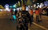 Un militaire patrouille sur les Champs Elysées où un policier vient d'être tué, une attaque revendiquée par le groupe Etat islamique le 20 avril 2017