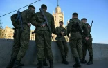 Des militaires russes attendent le début des répétitions du défilé militaire du 9-Mai, sur la place Rouge à Moscou, le 4 mai 2026