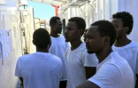 Des migrants secourus en mer par le navire Ocean Viking opéré par des ONG Médecins sans Frontières et SOS Méditerranée, entre Malte et Lampedusa le 21 août 2019