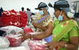 Des employées d'une usine à Karur, en Inde, caméra fixée sur la tête, filment leurs gestes pour entraîner l'IA, le 13 mai 2026 