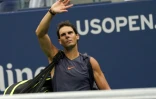L'Espagnol Rafael Nadal quitte le court après avoir abandonné lors de la demi-finale de l'US Open à New York le 7 septembre 2018.