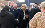 Marine Le Pen sur le marché du Rouvroy près d'Hénin-Beaumont (Hauts-de-France), le 24 avril 2017, avec le maire de la ville Steeve Briois