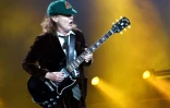 Le guitariste d'AC/DC Angus Young lors d'un concert à Los Angeles, le 28 septembre 2016