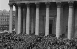 La foule massée sur les marches de l'église de La Madeleine pour les funérailles de Joséphine Baker, le 15 avril 1975 à Paris