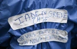 Une infirmière anesthésiste (IADE) en grève lors d'une manifestation pour une hausse des salaires le 17 mai 2021 devant l'hôpital Georges-Pompidou à Paris