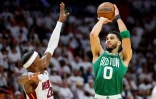 Jayson Tatum des Boston Celtics face à Jimmmy Butler du Miami Heat dans le match 1 de la finale de Conférence en NBA le 17 mai 2022 à Miami