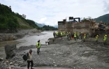 Des membres de l’armée népalaise se préparent à construire un pont au-dessus de la rivière Trishuli à Devighat, dans le district de Nuwakot au Népal, le 3 septembre 2026