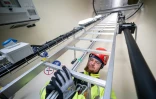 Le mineur Patryk Paja, participant à une formation à l'exploitation d'éoliennes, attend à l'intérieur du mât l'ascenseur qui le conduira à la nacelle de l'une des éoliennes du parc de Gorzyca, dans l'ouest de la Pologne, le 8 juillet 2026