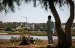 Une grue au-dessus du chantier de construction d'un nouvel hôtel appartenant au créateur français Christian Louboutin, le 29 septembre 2025 à Melides, dans le sud-ouest du Portugal