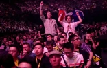 Des fans célèbrent la victoire de l'équipe française "Vitality" en finale de "Counter Strike: Global Offensive" (CS:Go), l’une des plus prestigieuses compétitions e-sport dans le jeu vidéo, le 21 mai 2023 à l’Accor Arena de Paris-Bercy