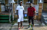 Antonio Pinder et son oncle Lamont Medly, devant la maison de M. Medly, à Baltimore le 12 septembre 2019