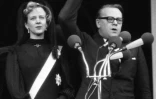 Margrethe II est proclamée reine du Danemark par le Premier ministre Jens Otto Krag sur le balcon du château de Christiansborg, le 15 janvier 1972 à Copenhague