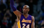 Kobe Bryant salue les fans lors de sa tournée d'adieu avec les Lakers contre les Golden State Warriors à Oakland, le 14 janvier 2016 