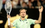 Daniil Medvedev qualifié pour la finale de l'Open d'Australie après sa victoire sur Stefanos Tsitsipas à Melbourne, le 28 janvier 2022 