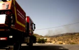 Un véhicule de l'Unité militaire d'urgence (UME) stationné dans la zone d'un incendie près de Bedar, dans le district de Los Gallardos, dans la province d'Almería, le 11 juillet 2026 en Espagne