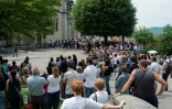 Plusieurs centaines de personnes ont assisté sur le parvis de l'église aux obsèques de Maëlys, le 2 juin 2018 à La Tour-du-Pin (Isère)