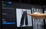 Une styliste travaille sur une collection de denim Imki générée par IA dans les bureaux de la start-up Imki à Schiltigheim, près de Strasbourg,  le 26 février 2025 dans le Bas-Rhin