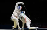 Le fleurettiste Enzo Lefort (g) lors de son quart de finale face à l'Italien Daniele Garozzo aux Jeux de Tokyo, le 26 juillet 2021