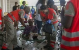 Des secouristes au chevet de personnes évacuées suite au passage de l'ouragan Irma, le 10 septembre 2017 aux Abymes en Guadeloupe