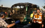 Des pompiers et des secouristes israéliens près du bus victime d'une explosion à la bombe à Jérusalem le 18 avril 2016
