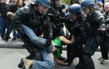 Des policiers interpellent un manifestant à Lyon en marge de la manifestation contre la loi travail, dans le sud-est de la France, le 28 avril 2016