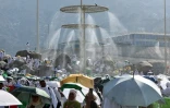 Des brumisateurs géants rafraichissent des musulmans au pied du mont Arafat, près de La Mecque, lors du grand pèlerinage, le 15 juin 2024