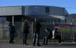 D'ex-employés de la SAM à l'entrée de l'usine en liquidation qu'ils occupent à Viviez, dans l'Aveyron, le 31 décembre 2021