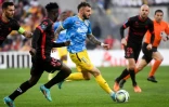 Le défenseur lensois Jonathan Clauss déborde son homologue ivoirien de Clermont, Alidu Seidu, lors de la 29e journée de Ligue 1, le 19 mars 2022 au Stade Bollaert-Delélis