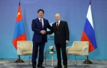 Le président russe Vladimir Poutine (d) et le président mongol Ukhnaagiin Khurelsukh lors d'une rencontre en marge du sommet l'Organisation de coopération de Shanghai (OCS), le 3 juillet 2024 à Astana, au Kazakhstan