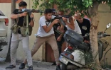 Des partisans des mouvements chiites Hezbollah et Amal prennent les armes lors de heurts mortels à Beyrouth, le 14 octobre 2021