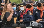 Panusaya "Rung" Sithijirawattanakul (g), une leader du mouvement pro-démocratie, devant des policiers à Bangkok, le 20 septembre 2020