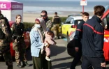 Une migrante et son bébé est prise en charge par des équipes de secours après qu'une tentative de traversée illégale de la Manche a tourné au drame, à Equihen-Plage, le 9 avril 2026 dans le Pas-de-Calais