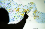 Un personne devant un écran affichant les mouvements des navires dans le détroit d'Ormuz sur un site web de suivi des navires, le 4 mai 2026 à Nicosie, à Chypre