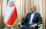 Photo diffusée par la présidence iranienne, le 23 mai 2026, montrant le président iranien Massoud Pezeshkian, lors d'une réunion à Téhéran