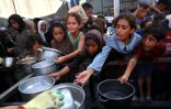 Distribution de nourriture dans le camp de réfugiés de Nousseirat, dans le centre de la bande de Gaza, le 14 septembre 2025 