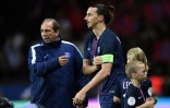 L'attaquant vedette du PSG Zlatan Ibrahimovic (c) retire son brassard de capitaine à la fin du match face à Nantes au Parc des Princes, le 14 mai 2016