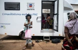 Une femme sort de sa consultation médicale dans le camion mobile de la PMI (Protection maternelle et infantile) dans le quartier de Cavani Sud, à l'est de Mayotte, le 2 janvier 2025