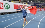 Valentin Lavillenie s'offre un tour d'honneur après sa troisième place au saut à la perche à l'Euro d'athlétisme à Torun, le 7 mars 2021