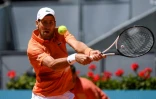 Le Serbe Novak Djokovic contre le Polonais Hubert Hurkacz en quart de finale du tournoi de Madrid, le 6 mai 2022