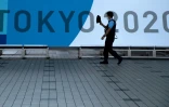 Un policier dans le centre international des expositions à Tokyo, à la veille de l'ouverture des Jeux olympiques 2020, qui seront soumis à des mesures sanitaires drastiques