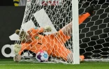La gardienne suédoise Hedvig Lindahl encaisse un 4e but sur un tir de la milieu anglaise Fran Kirby qu'elle n'a pu que détourner dans ses propres filets, lors de leur demi-finale de l'Euro, le 26 juillet 2022 à Sheffield