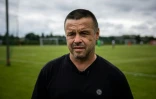 Oleksandre Iarochenko, président du FSC Marioupol, lors d'un entretien avec l'AFP, au bord du terrain du petit stade Demydiv, à 20 km au nord de Kiev, le 20 août 2022