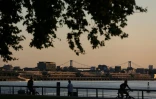 Des promeneurs au petit matin sur les quais à Bordeaux, avant la chaleur, le 21 août 2023 en Gironde