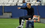 L'entraîneur parisien Thomas Tuchel replace ses joueurs opposés au RB Leipzig en demi-finale de la Ligue des champions à Lisbonne, le 18 août 2020
