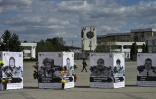 Des portraits de soldats ukrainiens tombés au combat dans la ville de Slavoutytch dans le nord de l'Ukraine, le 25 avril 2026 